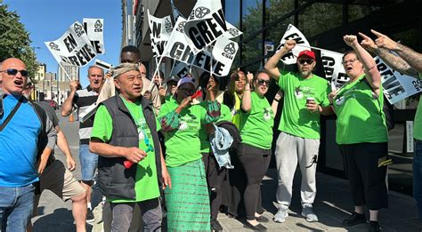 forfait hôtel montréal|Hotel workers across Quebec hold surprise strike.